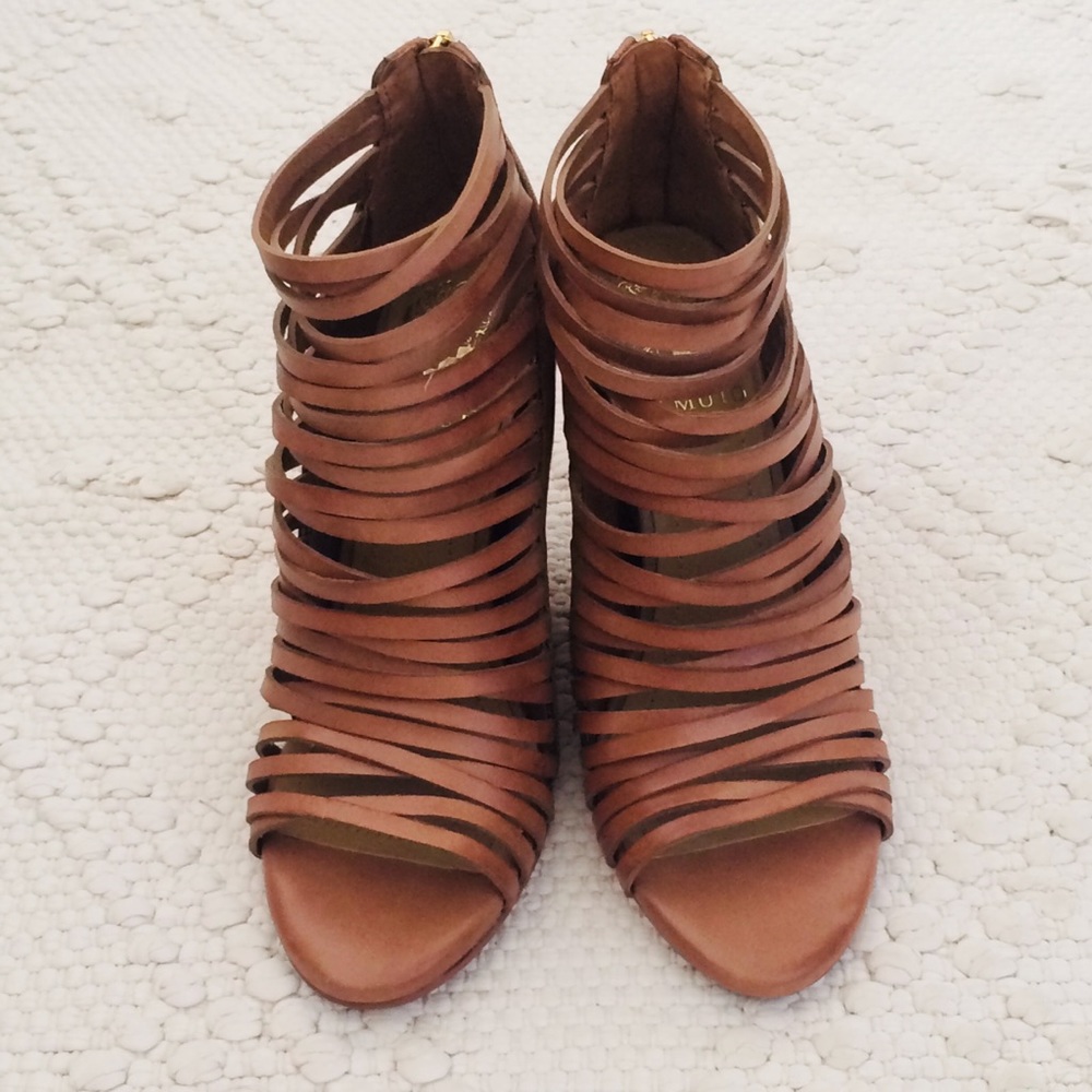 VINCE CAMUTO Leather Strap Shoes